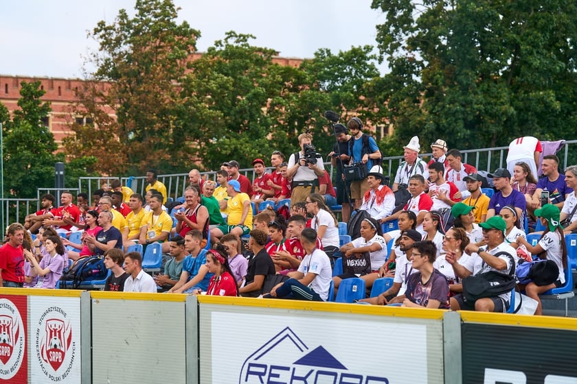 Pierwszy dzień Międzynarodowego Turnieju Piłki Nożnej Ulicznej Os&oacute;b Bezdomnych Wrocław Cup 2024