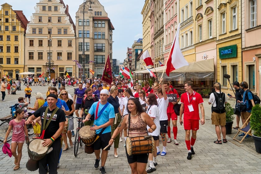 Parada rozpoczynająca Międzynarodowy Turniej Piłki Nożnej Ulicznej Os&oacute;b Bezdomnych Wrocław Cup 2024