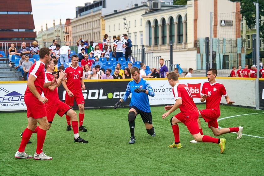 Pierwszy dzień Międzynarodowego Turnieju Piłki Nożnej Ulicznej Os&oacute;b Bezdomnych Wrocław Cup 2024