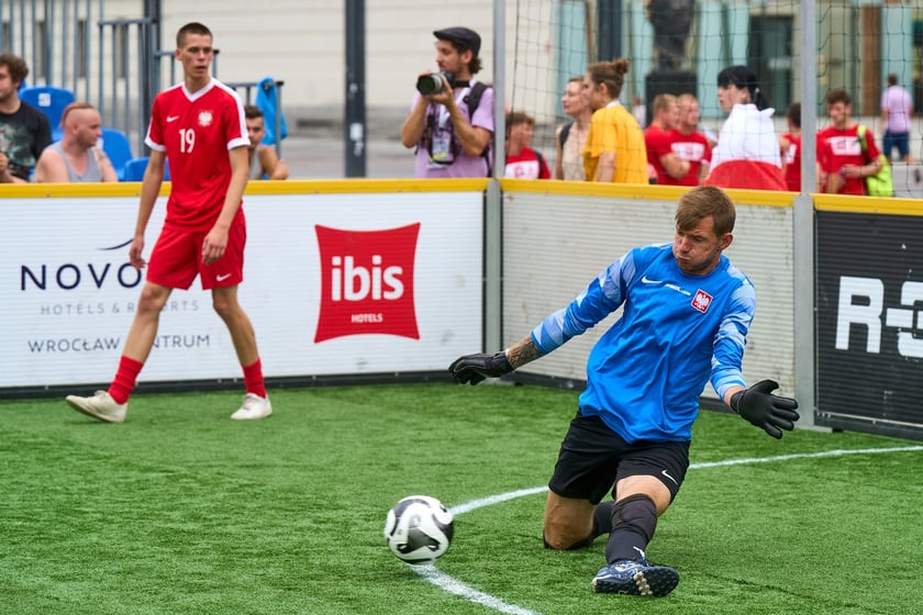 Pierwszy dzień Międzynarodowego Turnieju Piłki Nożnej Ulicznej Os&oacute;b Bezdomnych Wrocław Cup 2024
