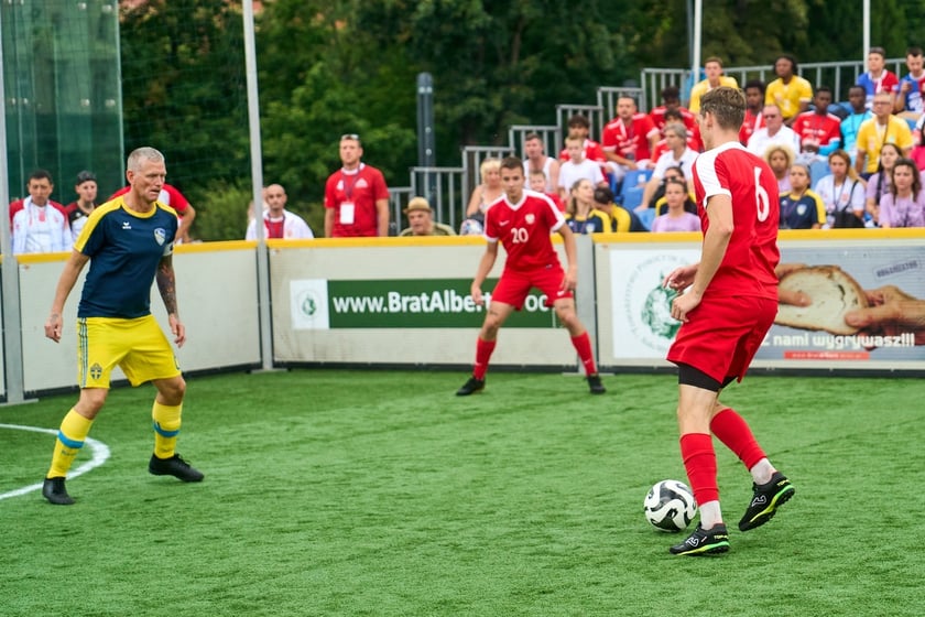Pierwszy dzień Międzynarodowego Turnieju Piłki Nożnej Ulicznej Os&oacute;b Bezdomnych Wrocław Cup 2024