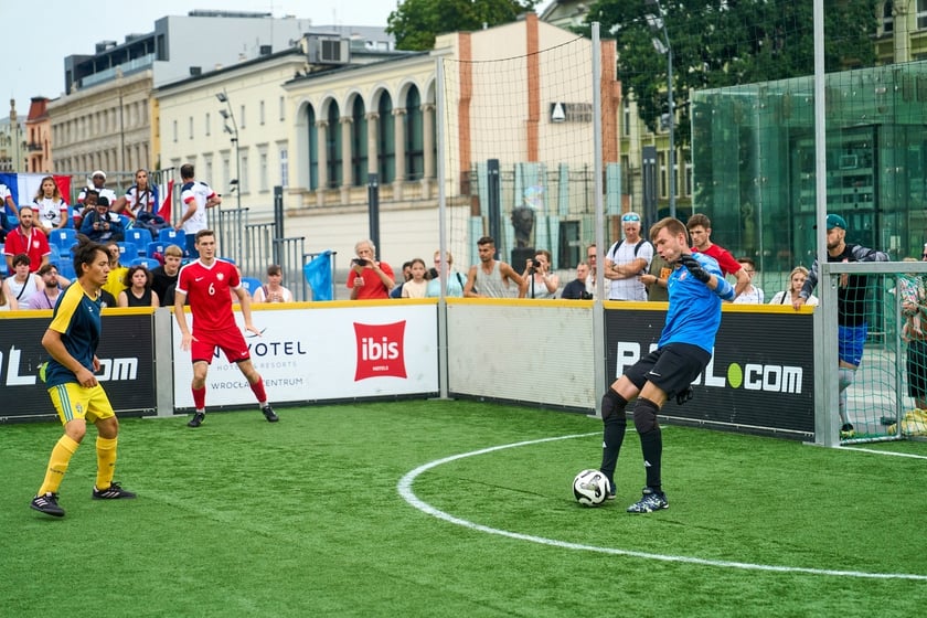 Pierwszy dzień Międzynarodowego Turnieju Piłki Nożnej Ulicznej Os&oacute;b Bezdomnych Wrocław Cup 2024