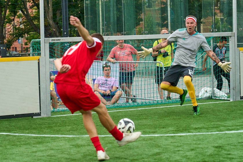 Pierwszy dzień Międzynarodowego Turnieju Piłki Nożnej Ulicznej Os&oacute;b Bezdomnych Wrocław Cup 2024