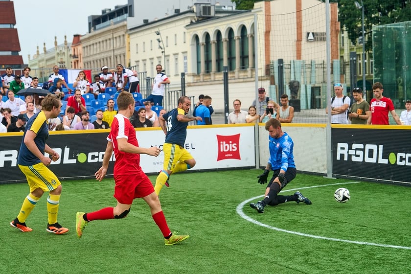 Pierwszy dzień Międzynarodowego Turnieju Piłki Nożnej Ulicznej Os&oacute;b Bezdomnych Wrocław Cup 2024
