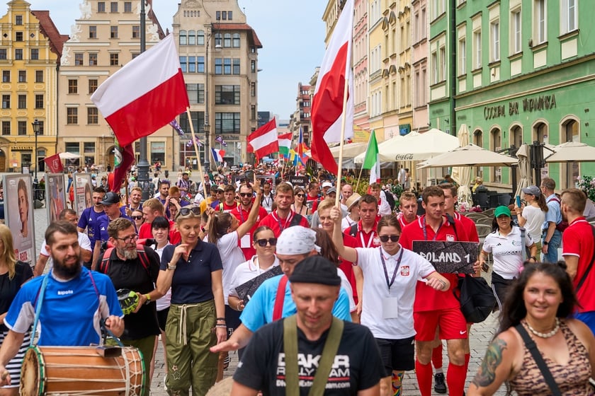 Parada rozpoczynająca Międzynarodowy Turniej Piłki Nożnej Ulicznej Os&oacute;b Bezdomnych Wrocław Cup 2024