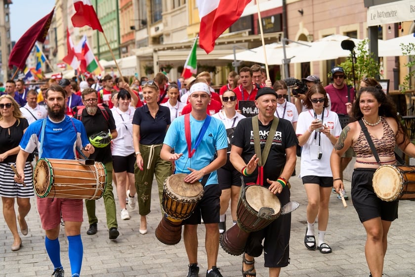 Parada rozpoczynająca Międzynarodowy Turniej Piłki Nożnej Ulicznej Os&oacute;b Bezdomnych Wrocław Cup 2024