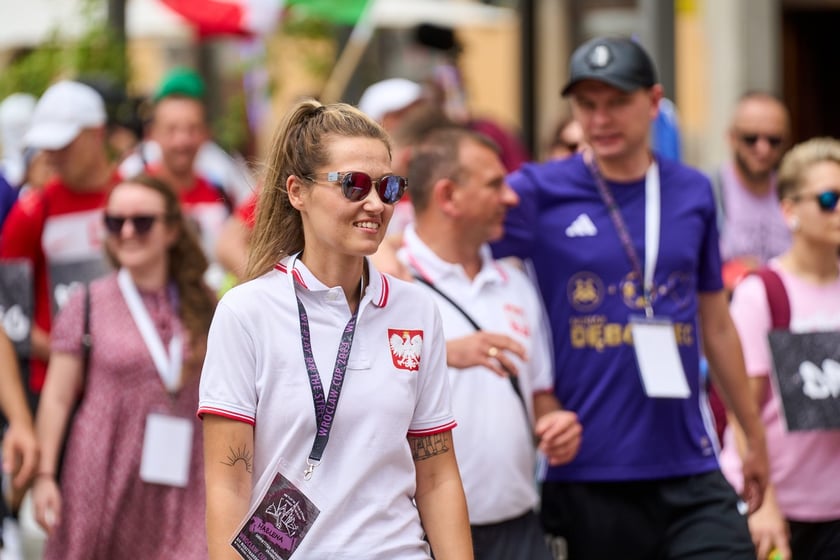 Parada rozpoczynająca Międzynarodowy Turniej Piłki Nożnej Ulicznej Os&oacute;b Bezdomnych Wrocław Cup 2024