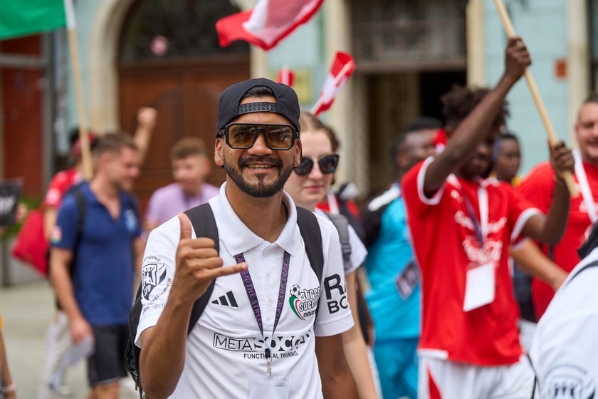 Parada rozpoczynająca Międzynarodowy Turniej Piłki Nożnej Ulicznej Os&oacute;b Bezdomnych Wrocław Cup 2024