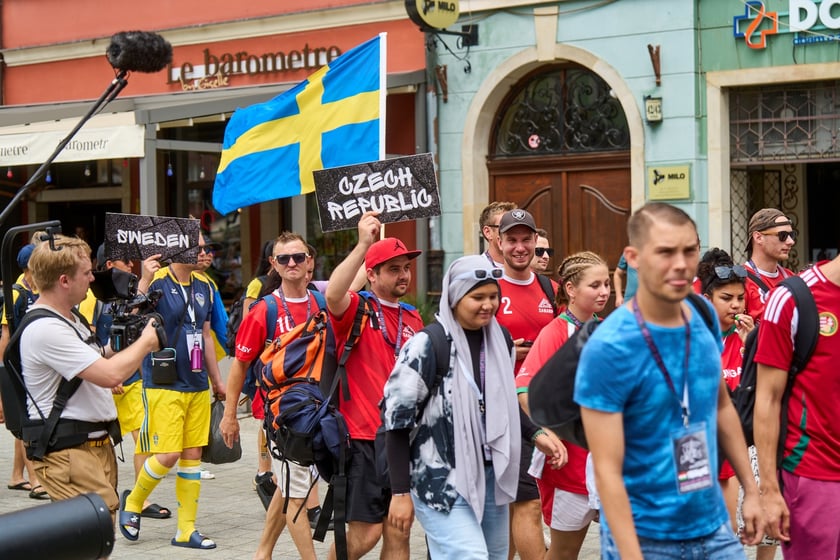 Parada rozpoczynająca Międzynarodowy Turniej Piłki Nożnej Ulicznej Os&oacute;b Bezdomnych Wrocław Cup 2024