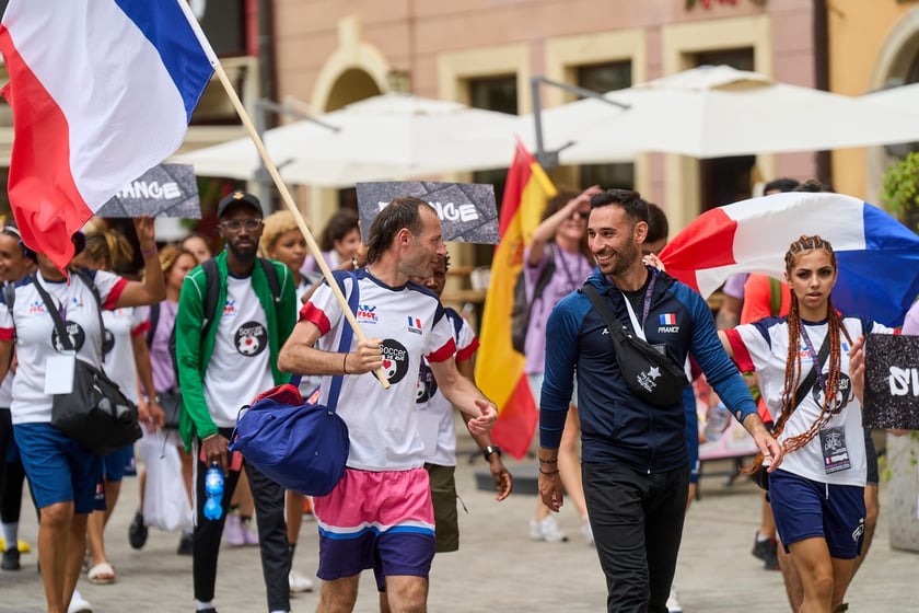 Parada rozpoczynająca Międzynarodowy Turniej Piłki Nożnej Ulicznej Os&oacute;b Bezdomnych Wrocław Cup 2024
