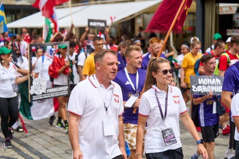 Parada rozpoczynająca Międzynarodowy Turniej Piłki Nożnej Ulicznej Os&oacute;b Bezdomnych Wrocław Cup 2024