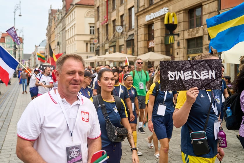 Parada rozpoczynająca Międzynarodowy Turniej Piłki Nożnej Ulicznej Os&oacute;b Bezdomnych Wrocław Cup 2024