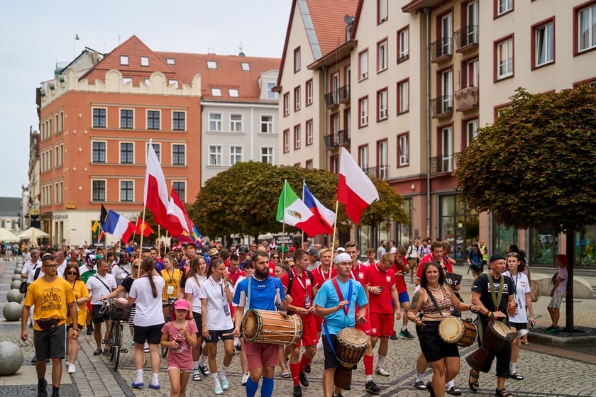 Parada rozpoczynająca Międzynarodowy Turniej Piłki Nożnej Ulicznej Os&oacute;b Bezdomnych Wrocław Cup 2024