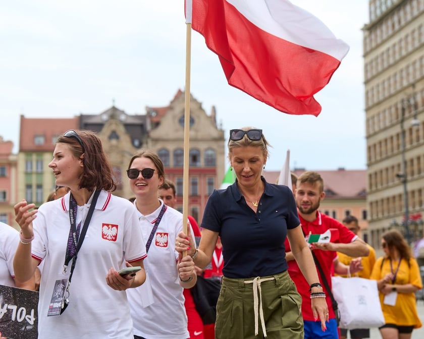 Parada rozpoczynająca Międzynarodowy Turniej Piłki Nożnej Ulicznej Os&oacute;b Bezdomnych Wrocław Cup 2024