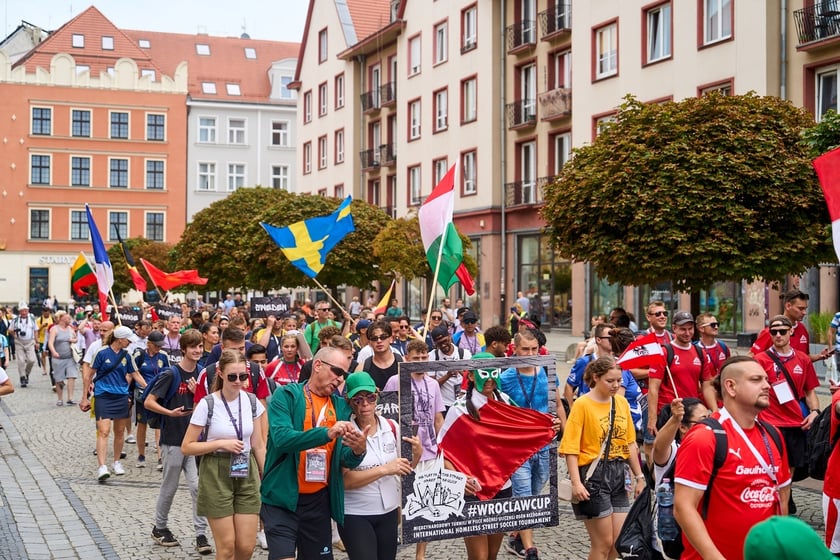 Parada rozpoczynająca Międzynarodowy Turniej Piłki Nożnej Ulicznej Os&oacute;b Bezdomnych Wrocław Cup 2024
