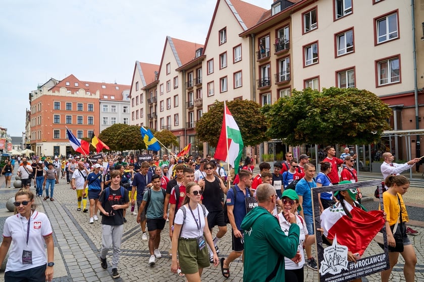 Parada rozpoczynająca Międzynarodowy Turniej Piłki Nożnej Ulicznej Os&oacute;b Bezdomnych Wrocław Cup 2024