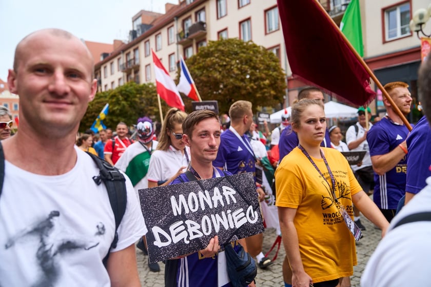 Parada rozpoczynająca Międzynarodowy Turniej Piłki Nożnej Ulicznej Os&oacute;b Bezdomnych Wrocław Cup 2024