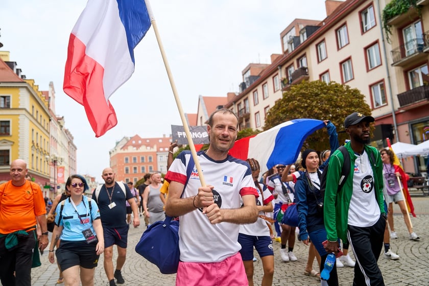 Parada rozpoczynająca Międzynarodowy Turniej Piłki Nożnej Ulicznej Os&oacute;b Bezdomnych Wrocław Cup 2024
