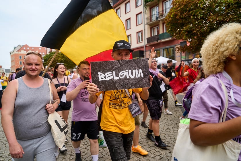 Parada rozpoczynająca Międzynarodowy Turniej Piłki Nożnej Ulicznej Os&oacute;b Bezdomnych Wrocław Cup 2024