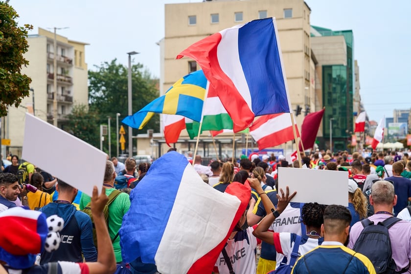 Parada rozpoczynająca Międzynarodowy Turniej Piłki Nożnej Ulicznej Os&oacute;b Bezdomnych Wrocław Cup 2024