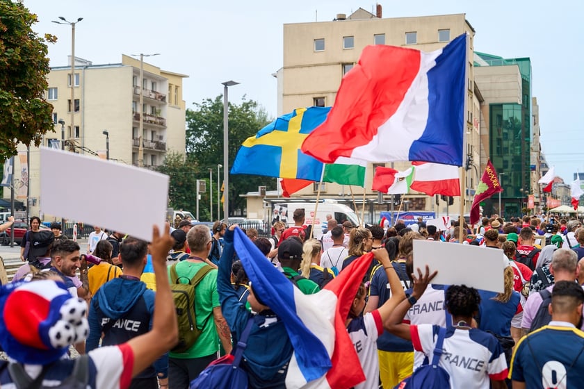 Parada rozpoczynająca Międzynarodowy Turniej Piłki Nożnej Ulicznej Os&oacute;b Bezdomnych Wrocław Cup 2024