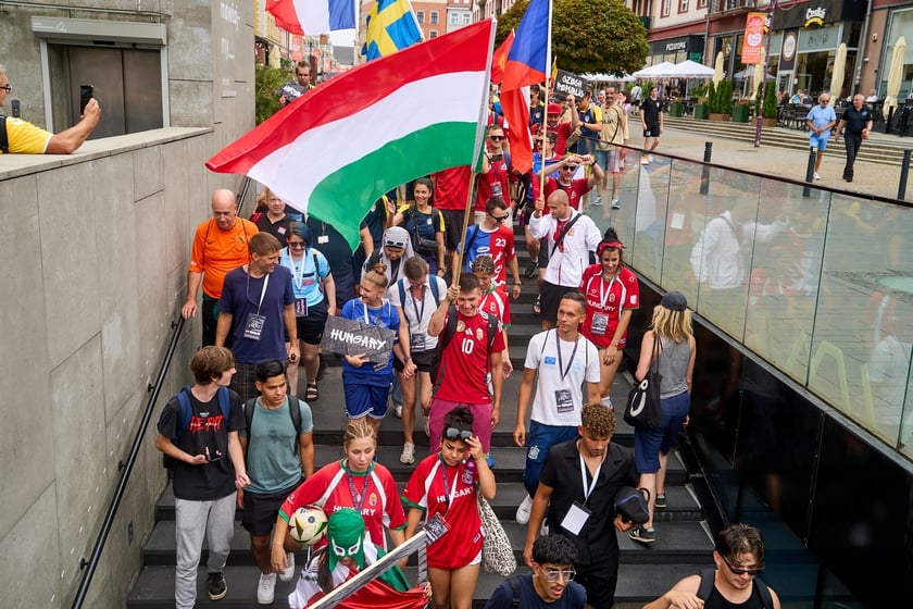 Parada rozpoczynająca Międzynarodowy Turniej Piłki Nożnej Ulicznej Os&oacute;b Bezdomnych Wrocław Cup 2024