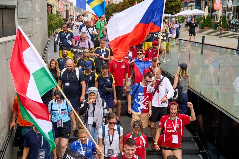 Parada rozpoczynająca Międzynarodowy Turniej Piłki Nożnej Ulicznej Os&oacute;b Bezdomnych Wrocław Cup 2024