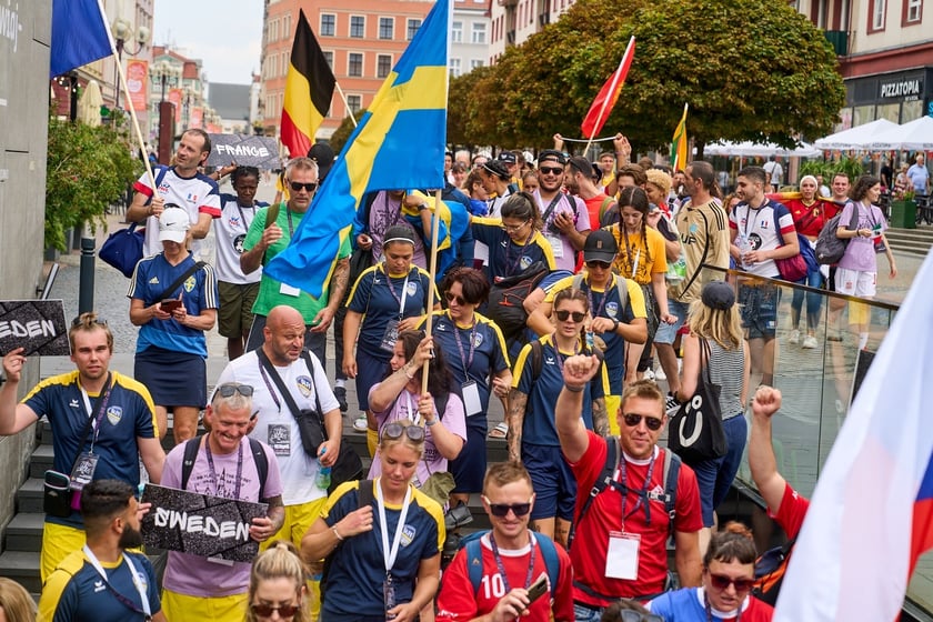 Parada rozpoczynająca Międzynarodowy Turniej Piłki Nożnej Ulicznej Os&oacute;b Bezdomnych Wrocław Cup 2024