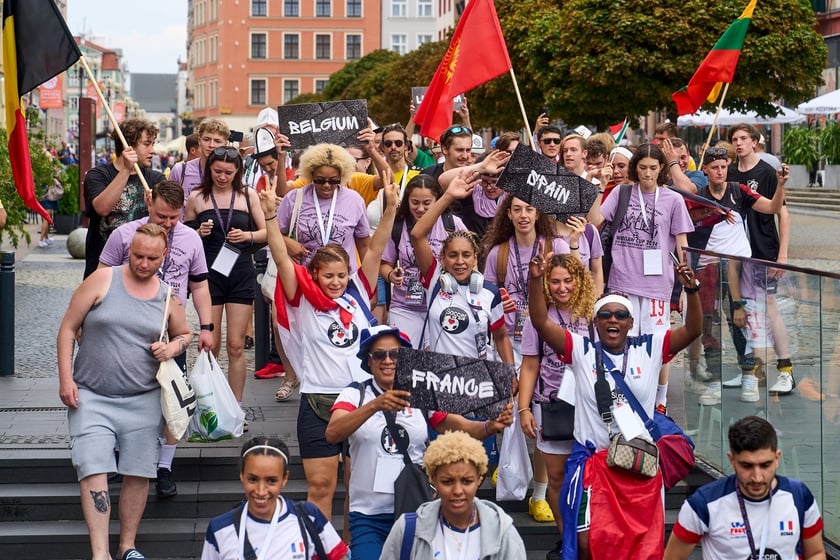Parada rozpoczynająca Międzynarodowy Turniej Piłki Nożnej Ulicznej Os&oacute;b Bezdomnych Wrocław Cup 2024