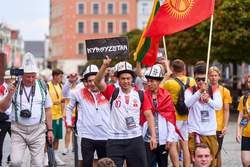 Parada rozpoczynająca Międzynarodowy Turniej Piłki Nożnej Ulicznej Os&oacute;b Bezdomnych Wrocław Cup 2024