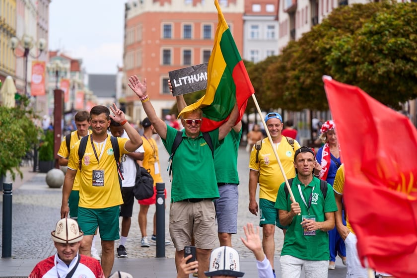 Parada rozpoczynająca Międzynarodowy Turniej Piłki Nożnej Ulicznej Os&oacute;b Bezdomnych Wrocław Cup 2024