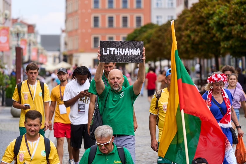 Parada rozpoczynająca Międzynarodowy Turniej Piłki Nożnej Ulicznej Os&oacute;b Bezdomnych Wrocław Cup 2024