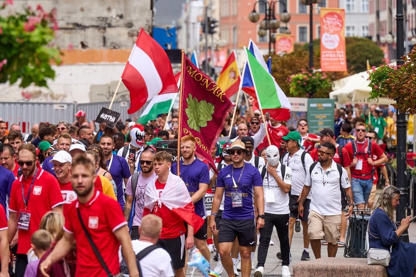 Parada rozpoczynająca Międzynarodowy Turniej Piłki Nożnej Ulicznej Os&oacute;b Bezdomnych Wrocław Cup 2024