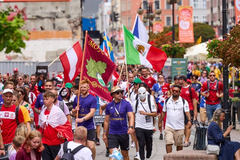Parada rozpoczynająca Międzynarodowy Turniej Piłki Nożnej Ulicznej Os&oacute;b Bezdomnych Wrocław Cup 2024