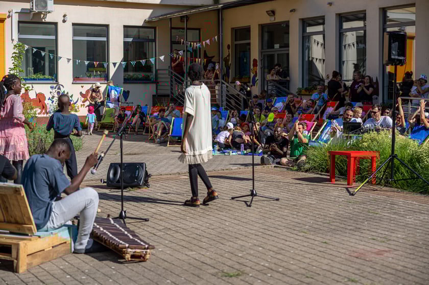 Spotkajmy się na kocu &ndash; piknik ze sztuką, czyli pokaz uczestnik&oacute;w projektu Lelenfant (14 lipca 2024, ul. Chociebuska)