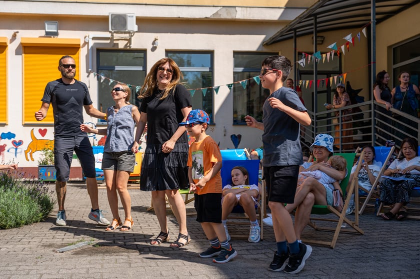 Spotkajmy się na kocu &ndash; piknik ze sztuką, czyli pokaz uczestnik&oacute;w projektu Lelenfant (14 lipca 2024, ul. Chociebuska)