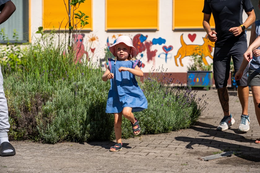 Spotkajmy się na kocu &ndash; piknik ze sztuką, czyli pokaz uczestnik&oacute;w projektu Lelenfant (14 lipca 2024, ul. Chociebuska)