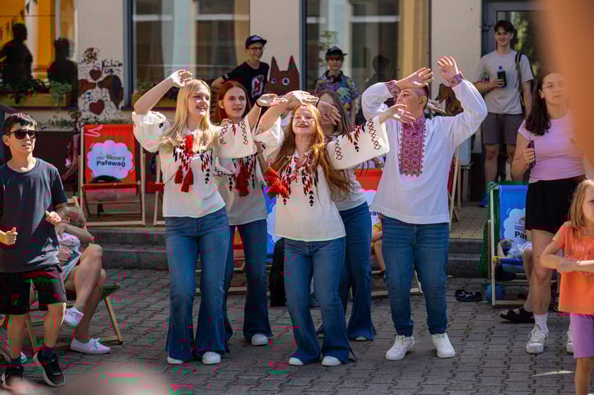 Spotkajmy się na kocu &ndash; piknik ze sztuką, czyli pokaz uczestnik&oacute;w projektu Lelenfant (14 lipca 2024, ul. Chociebuska)