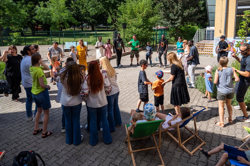 Spotkajmy się na kocu &ndash; piknik ze sztuką, czyli pokaz uczestnik&oacute;w projektu Lelenfant (14 lipca 2024, ul. Chociebuska)