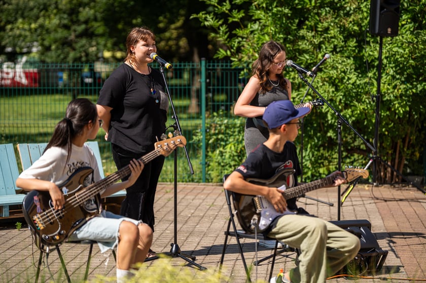 Spotkajmy się na kocu &ndash; piknik ze sztuką, czyli pokaz uczestnik&oacute;w projektu Lelenfant (14 lipca 2024, ul. Chociebuska)
