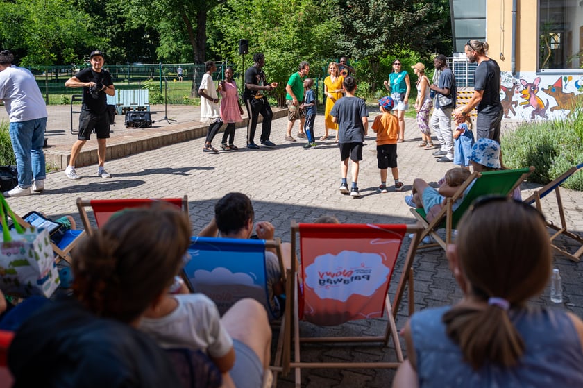 Spotkajmy się na kocu &ndash; piknik ze sztuką, czyli pokaz uczestnik&oacute;w projektu Lelenfant (14 lipca 2024, ul. Chociebuska)