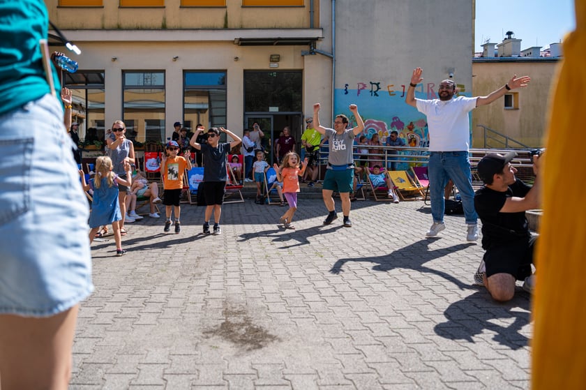 Spotkajmy się na kocu &ndash; piknik ze sztuką, czyli pokaz uczestnik&oacute;w projektu Lelenfant (14 lipca 2024, ul. Chociebuska)