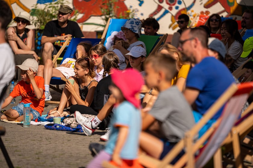 Spotkajmy się na kocu &ndash; piknik ze sztuką, czyli pokaz uczestnik&oacute;w projektu Lelenfant (14 lipca 2024, ul. Chociebuska)