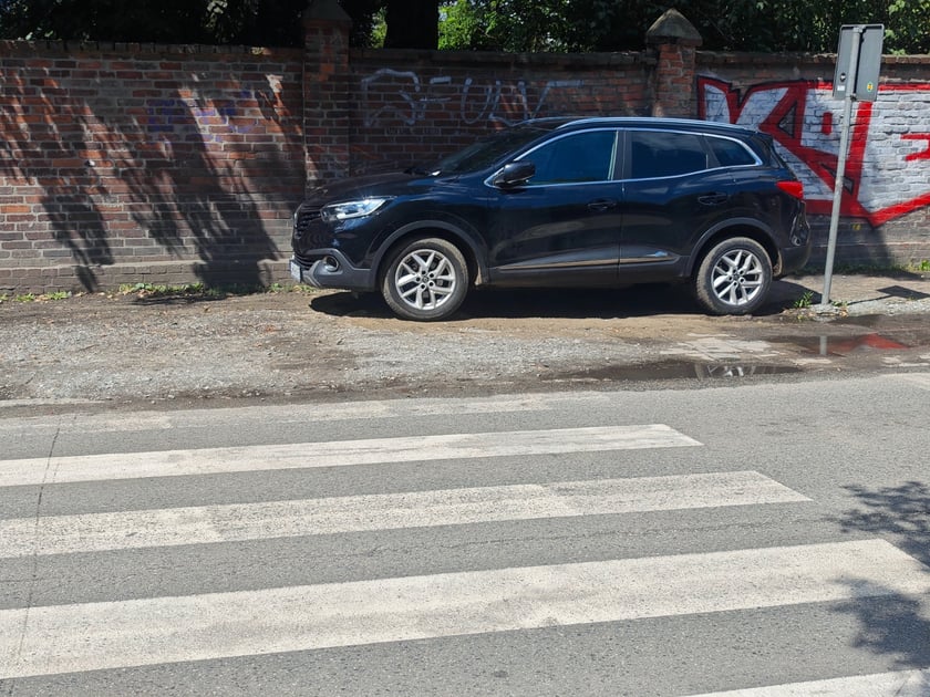 Przykłady nieprawidłowego parkowania