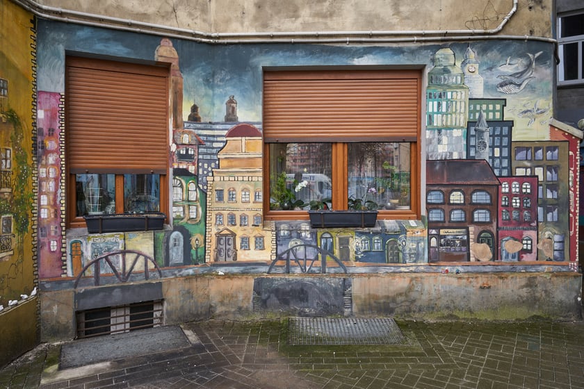 Na zdjęciu widać mural przy ulicy Roosvelta na kolorowych podwórkach we Wrocławiu.