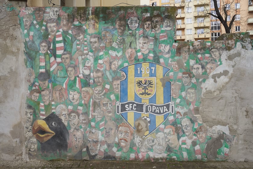 Na zdjęciu widać mural ku pamięci kibiców Śląska Wrocław na kolorowych podwórkach.