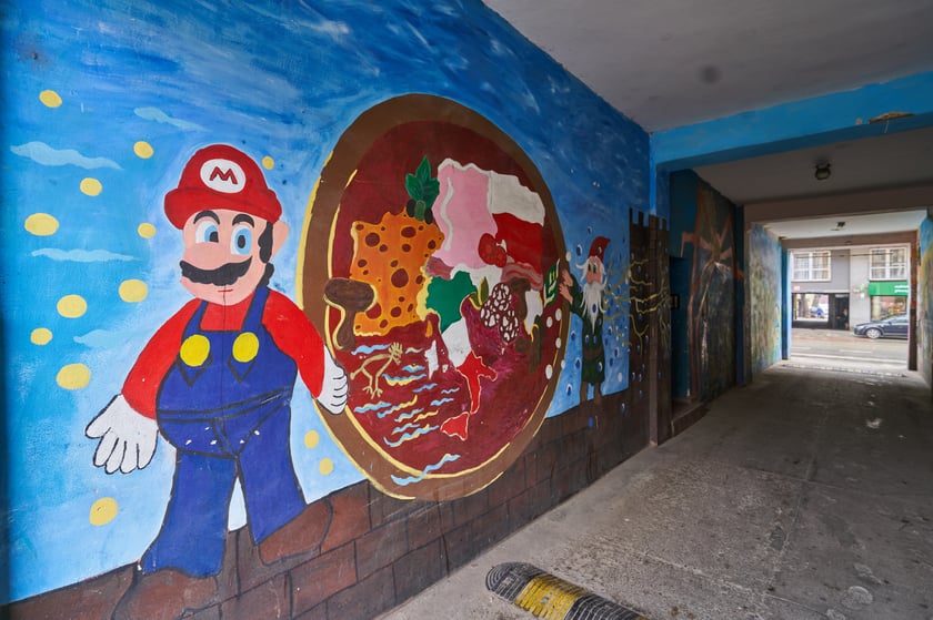 Na zdjęciu widać mural przedstawiający postać fikcyjną Super Mario.