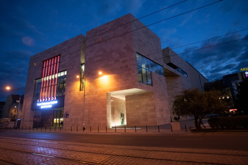 Powiększ obraz: Na zdjęciu widać budynek teatru muzycznego Capitol.