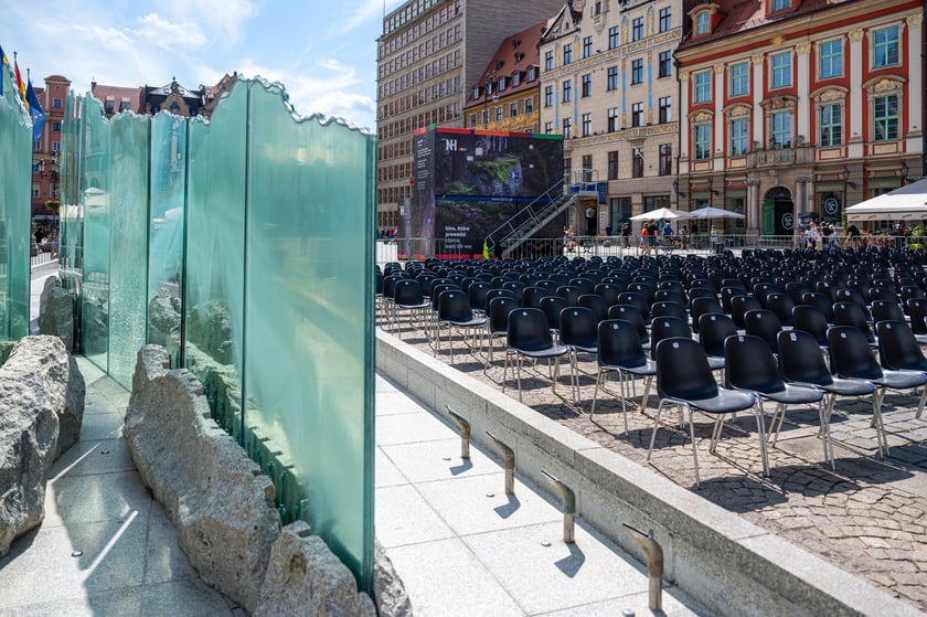 Nieczynna fontanna Zdr&oacute;j na placu Gołębim