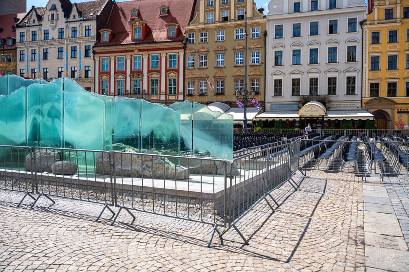 Nieczynna fontanna Zdr&oacute;j na placu Gołębim